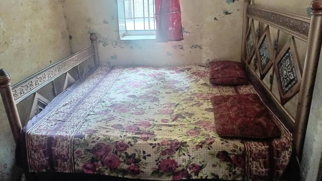 Iron bed + dressing table 2