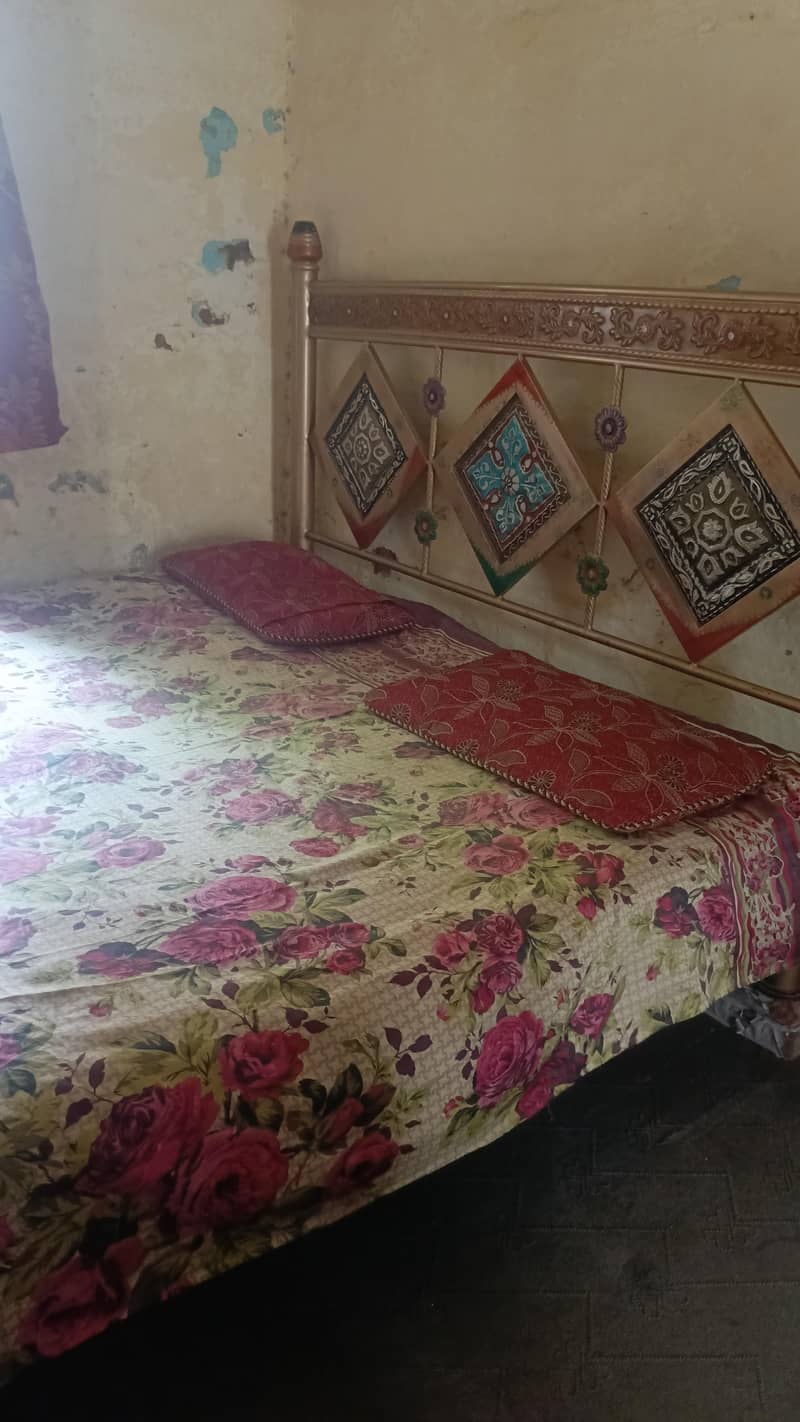 Iron bed + dressing table 4