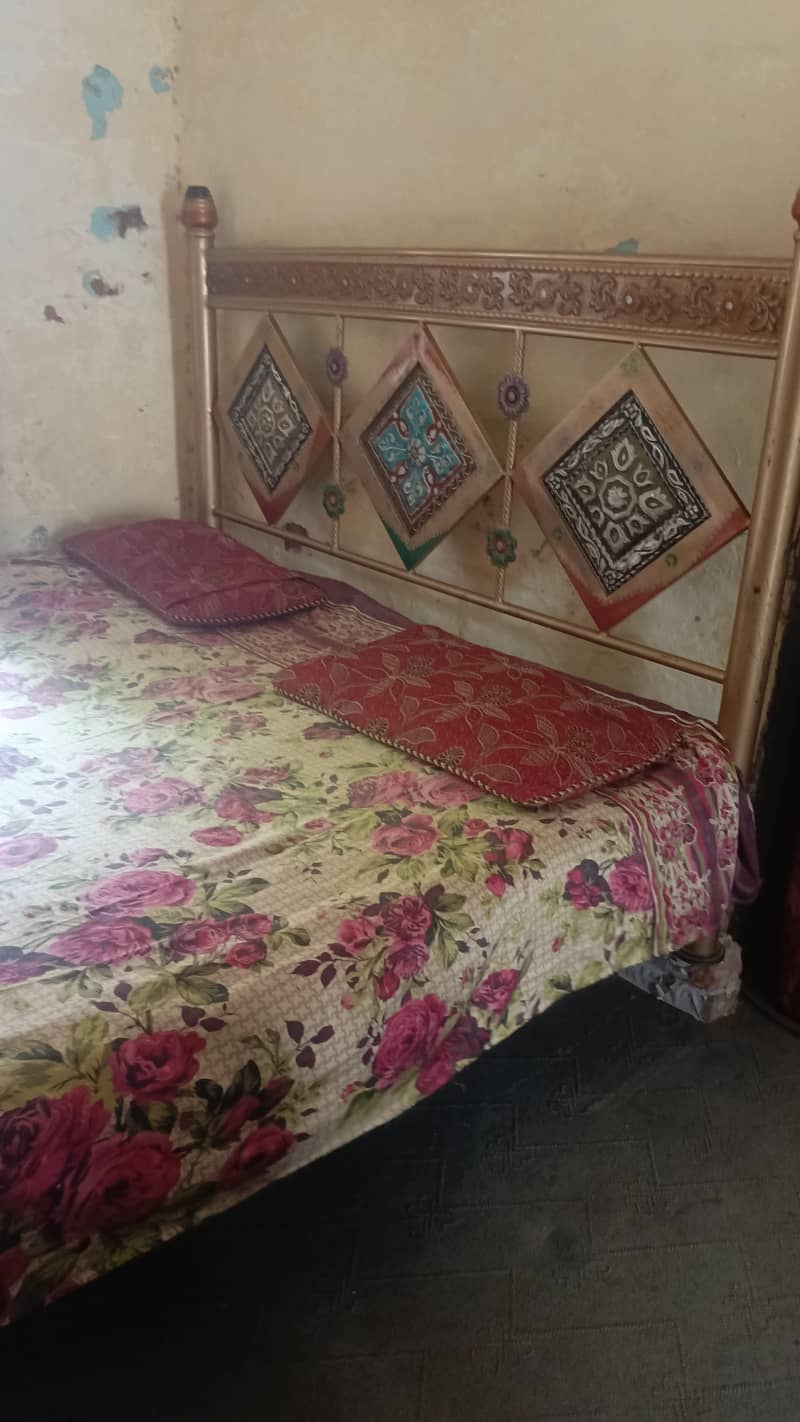 Iron bed + dressing table 5