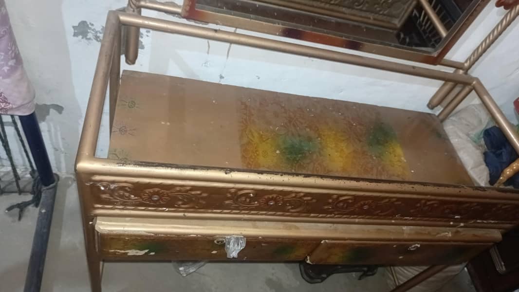 Iron bed + dressing table 7