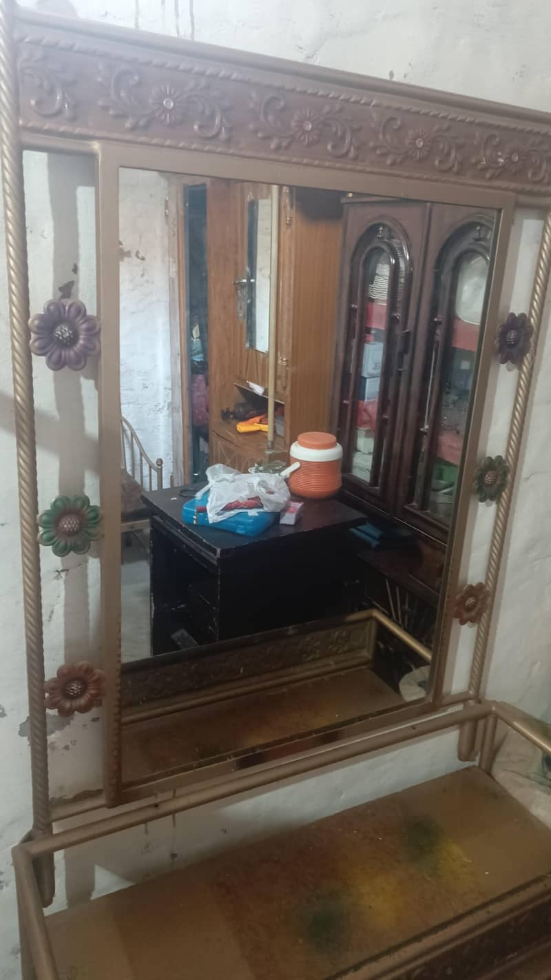 Iron bed + dressing table 10