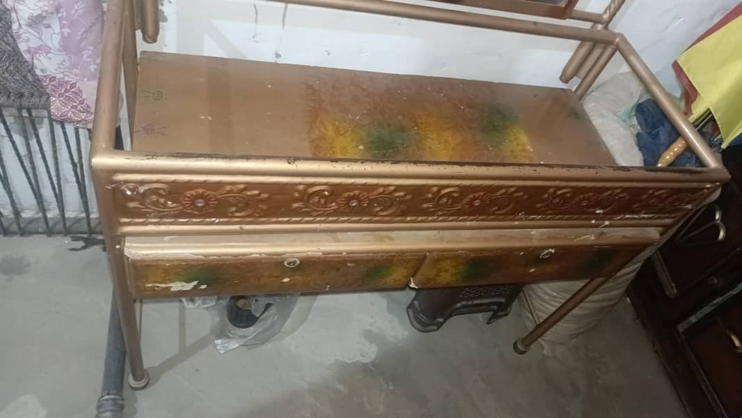 Iron bed + dressing table 11