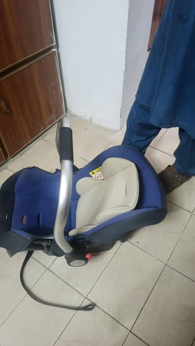 بیبی کاٹ اچھی حالت میں، ریڑھی کے ساتھ برائے فروخت