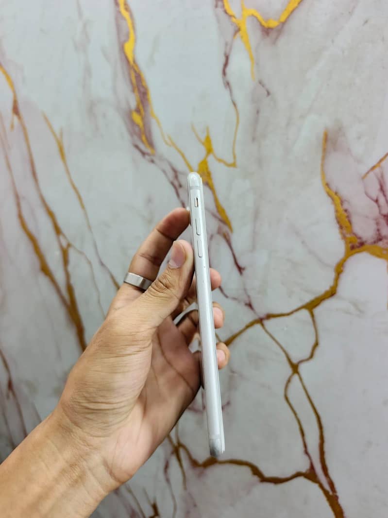 Apple iPhone 8 Plus 3