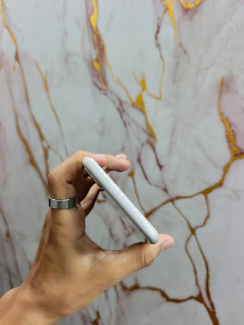Apple iPhone 8 Plus 5