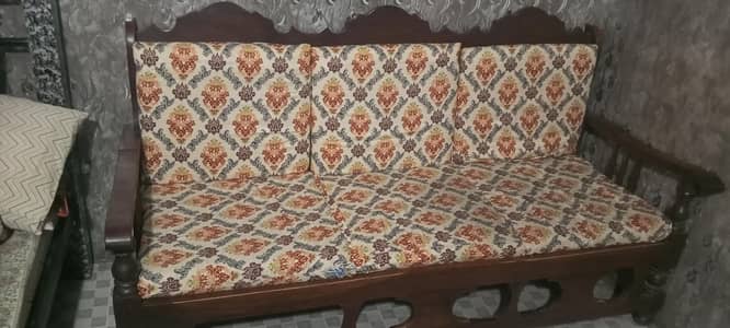 5 Seater Solid Wood Sofa Set with Cushion in Good Condition