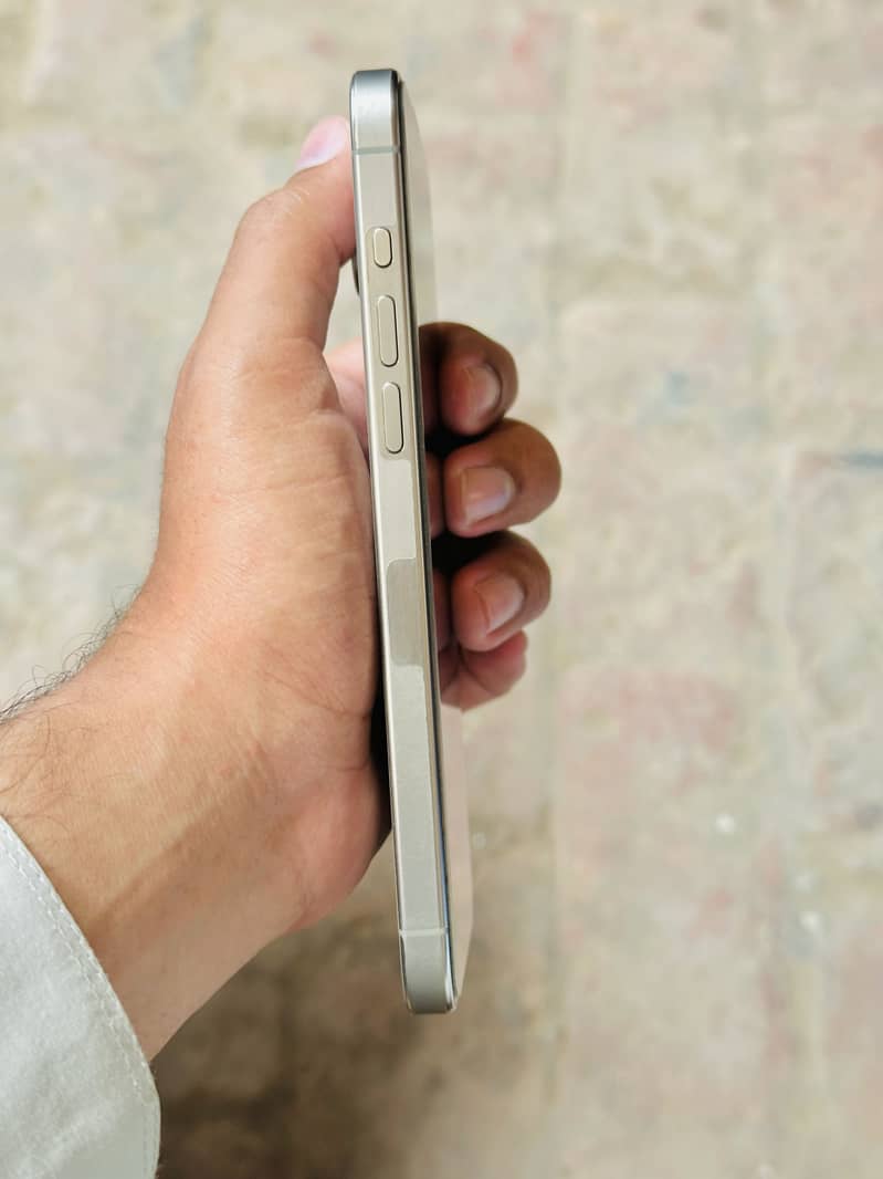 Iphone 15 pro max 4