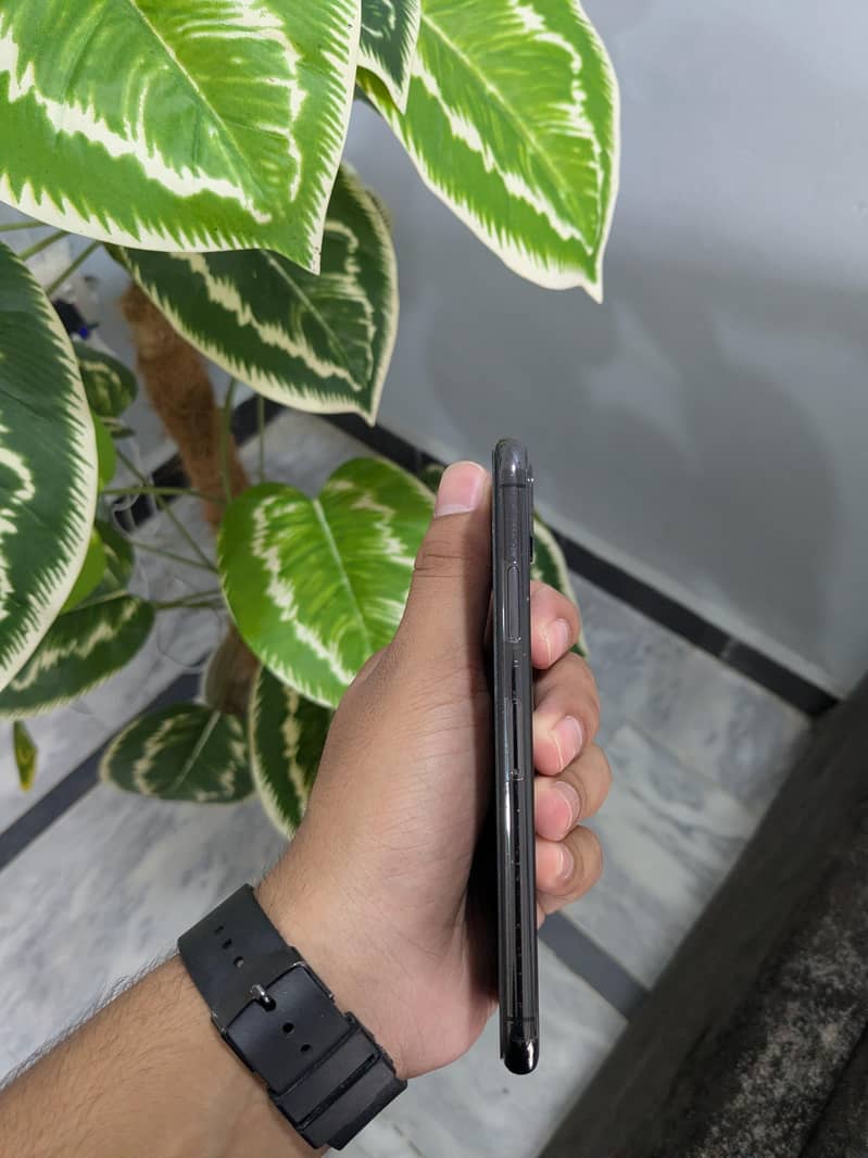 Apple iPhone X 4