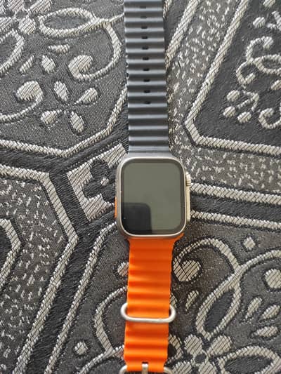 In new condition model 2025 with 2 straps black and orange