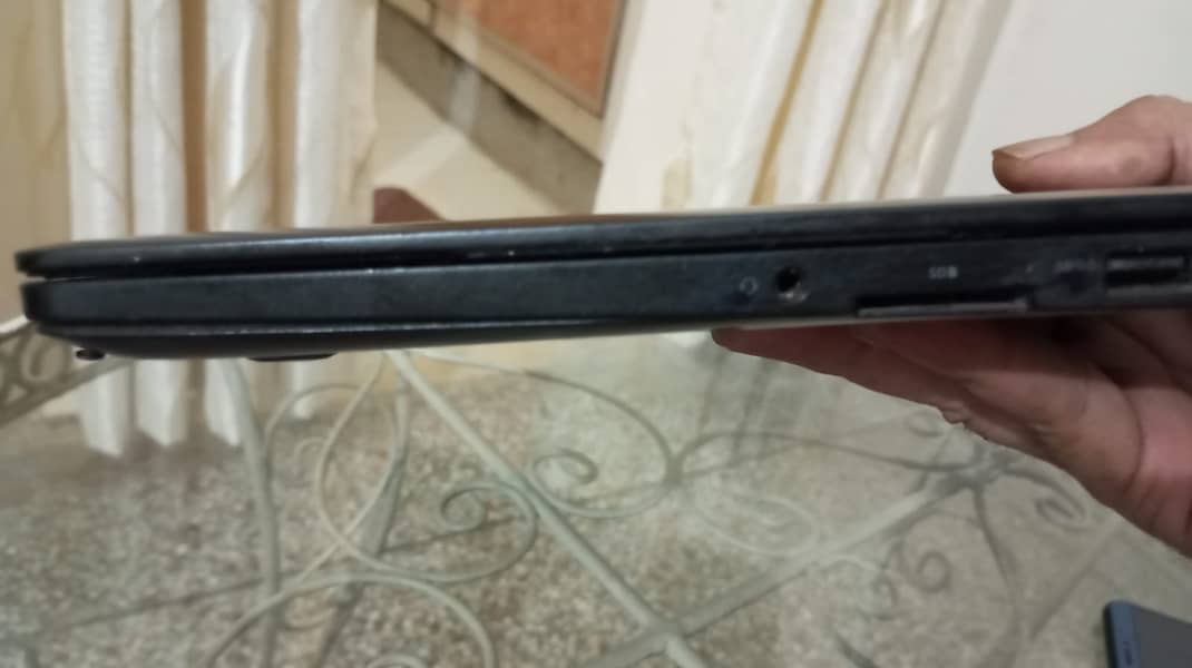 Latitude E7270 1