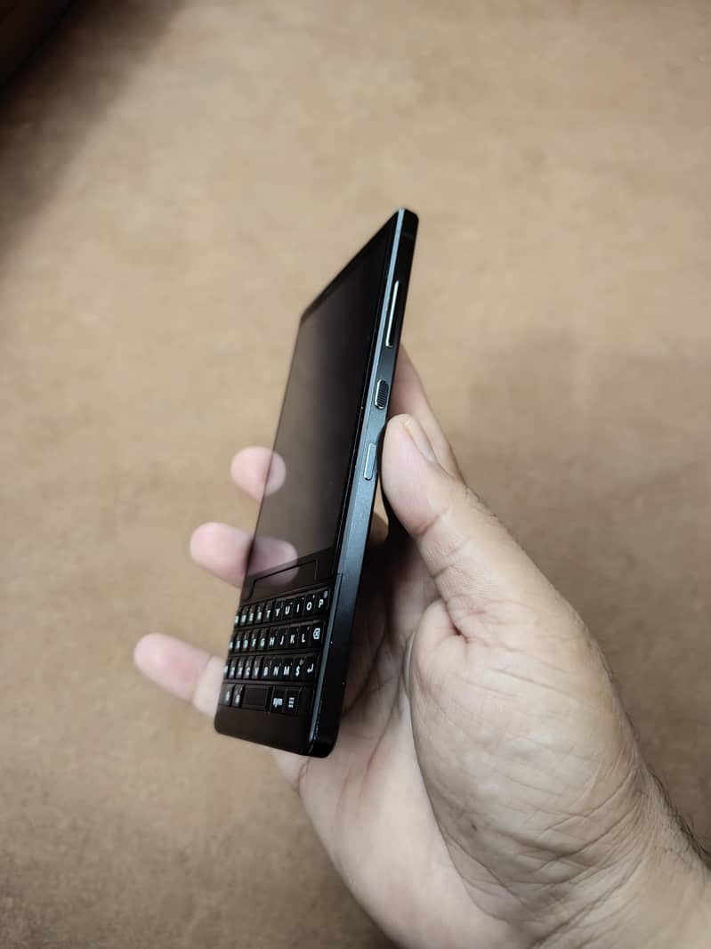 BlackBerry KEY2 Android 15 6