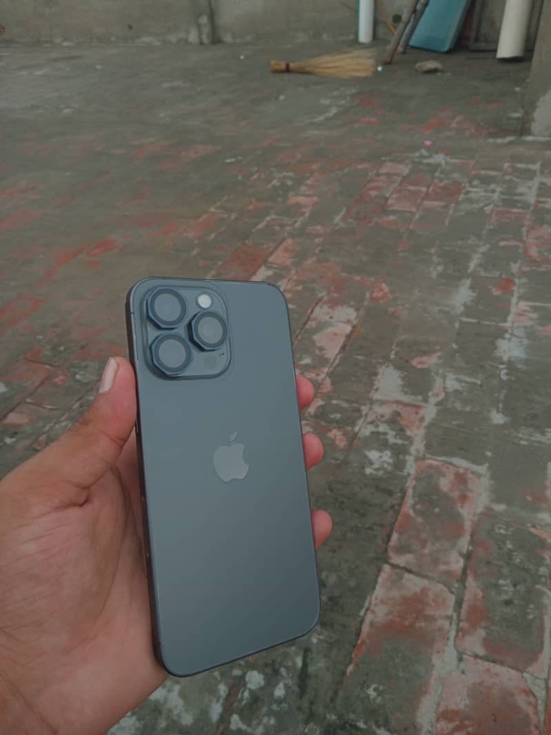Apple iPhone 15 Pro Max 4