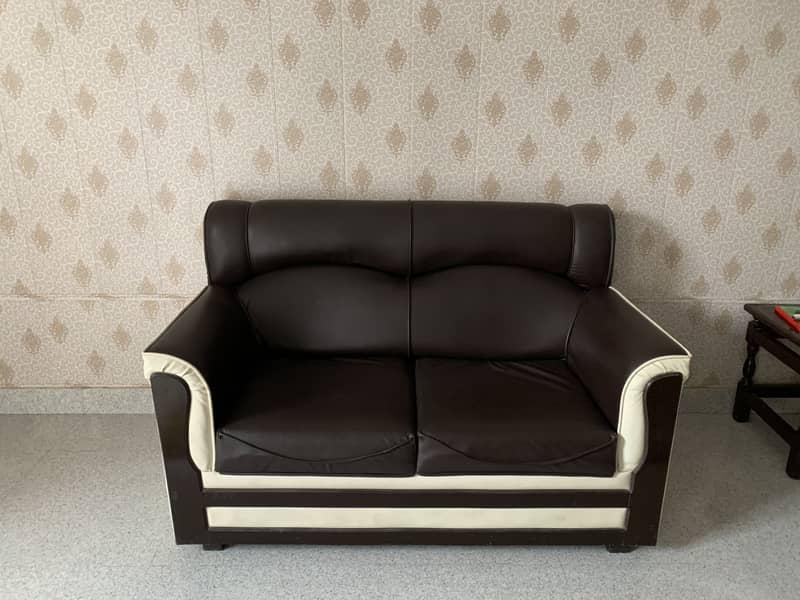 9 Seater Luxury Leather Sofa Set with Glass Tables – Excellent Conditi 1