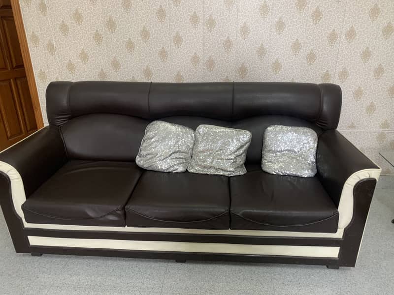 9 Seater Luxury Leather Sofa Set with Glass Tables – Excellent Conditi 2