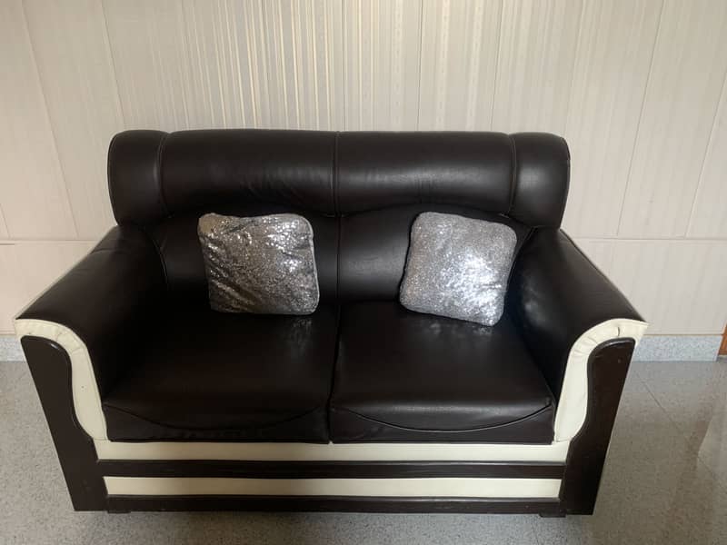 9 Seater Luxury Leather Sofa Set with Glass Tables – Excellent Conditi 3