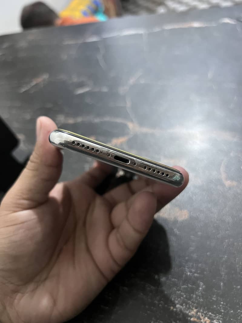 Apple iPhone X 4