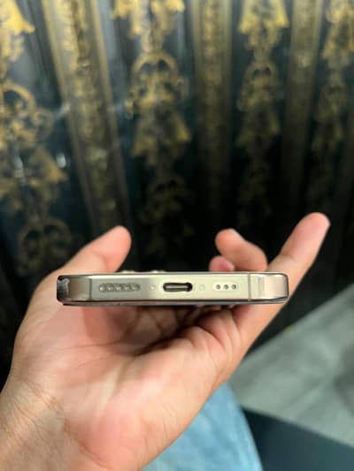 Apple iPhone 16 Pro jv