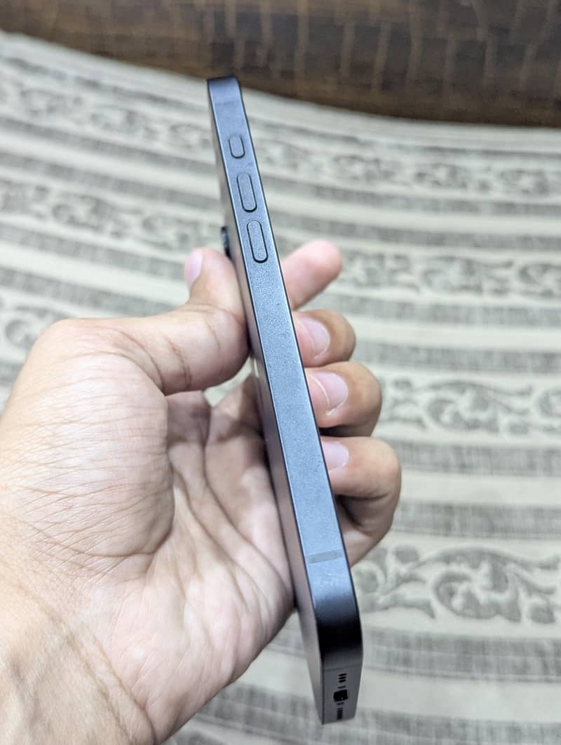Apple iPhone 16e 2