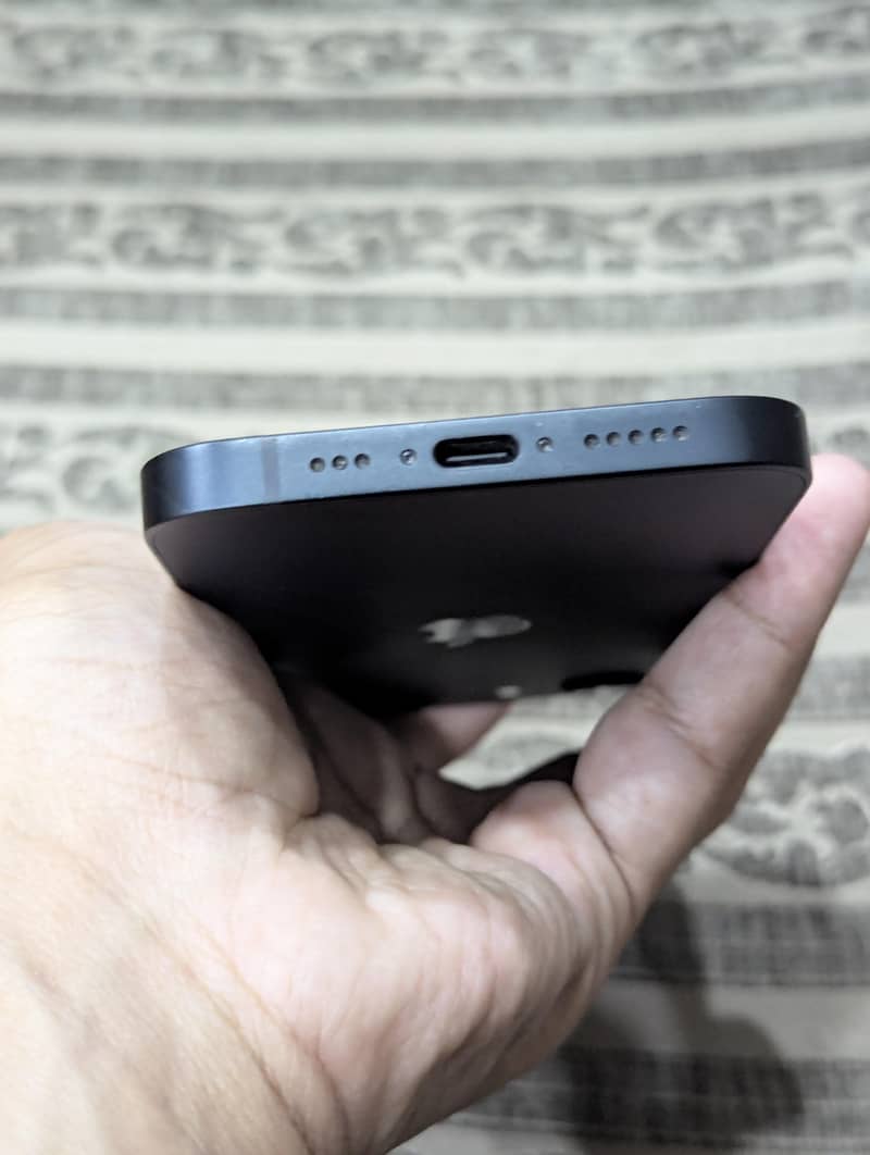 Apple iPhone 16e 3