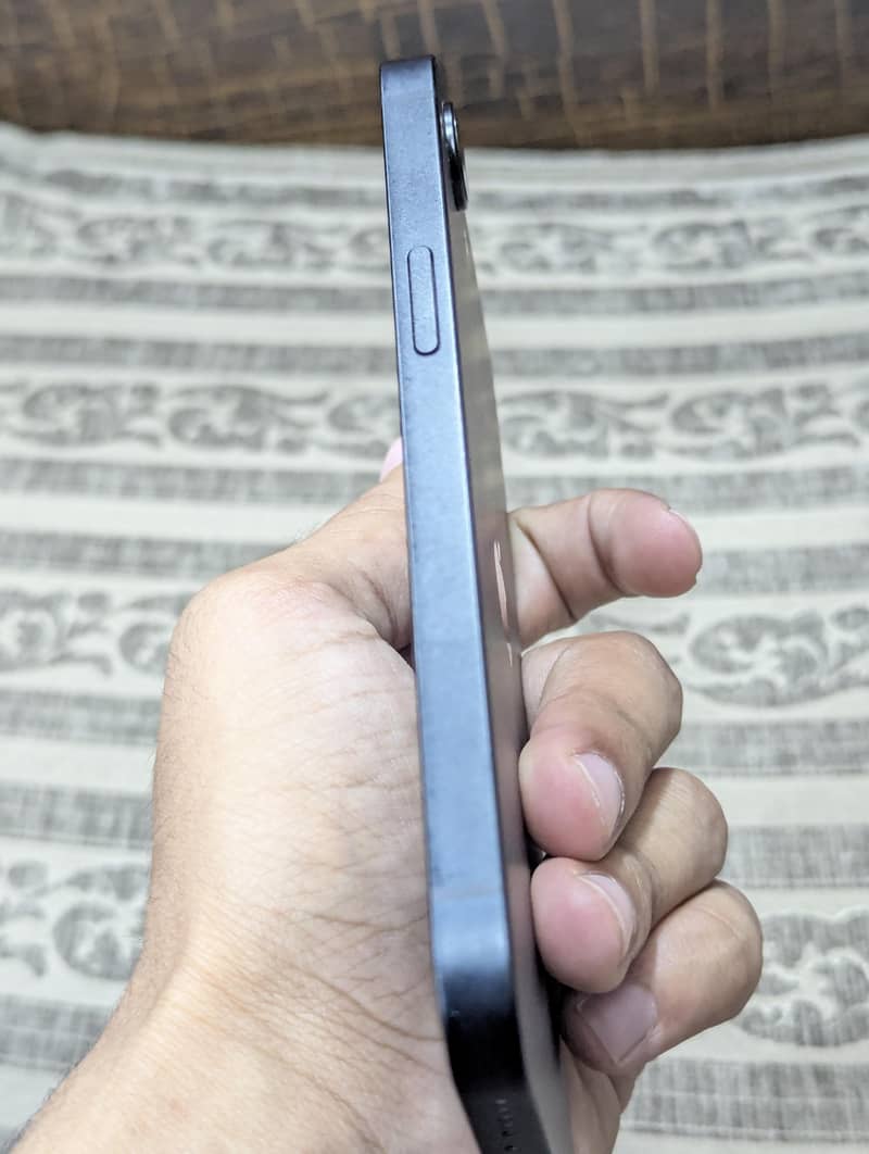 Apple iPhone 16e 4
