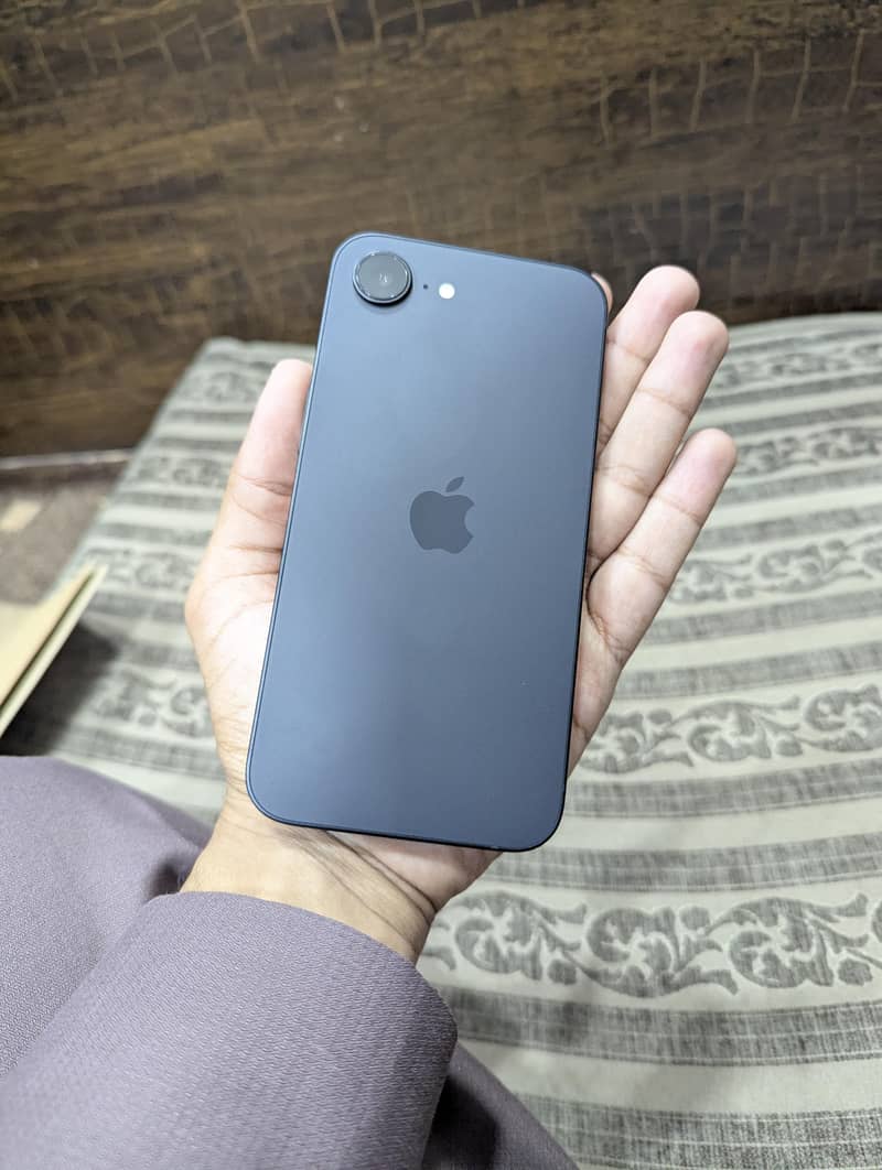 Apple iPhone 16e 5