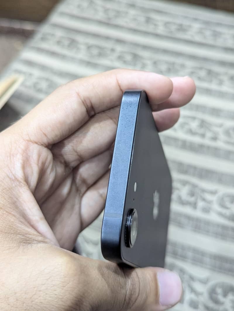Apple iPhone 16e 6