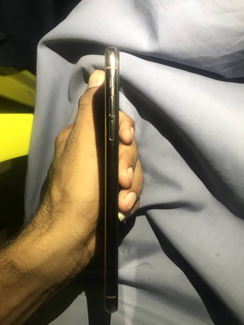 Apple iPhone XS Max 1