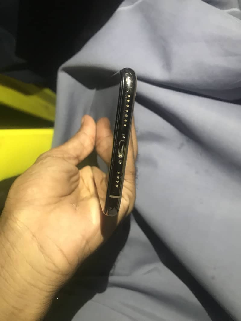 Apple iPhone XS Max 4