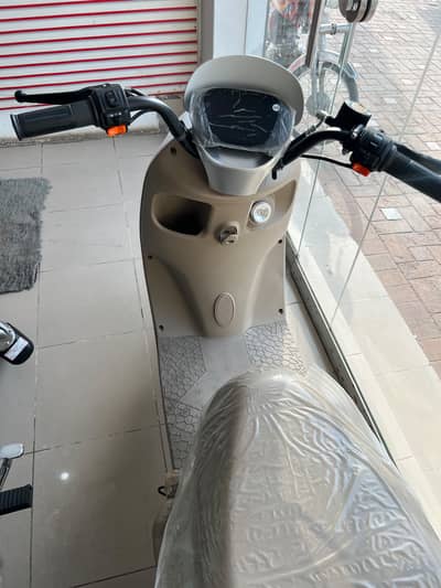 United Pro Electric Scooty 600W | 60-65 KM Range | Grey Color
