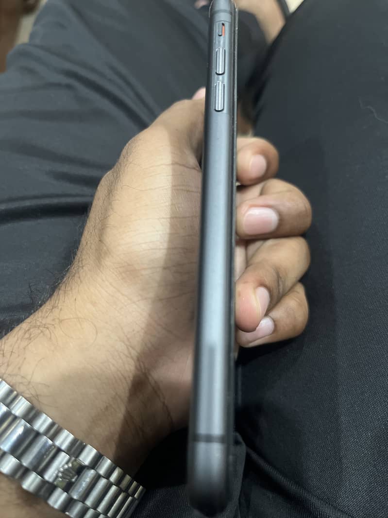 Apple iPhone 11 4