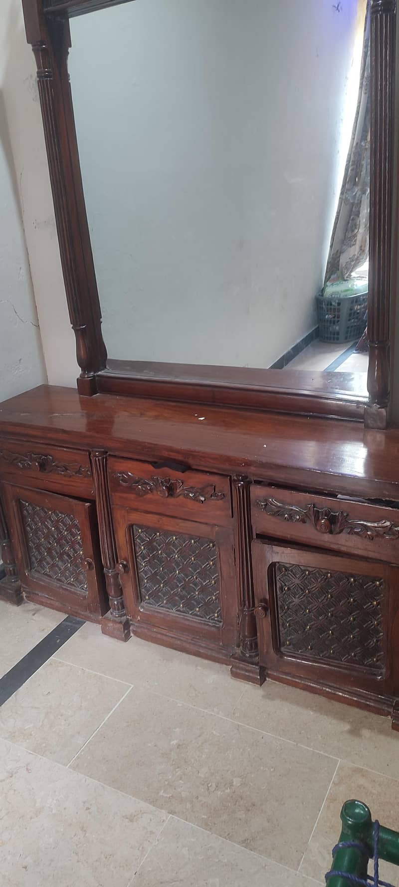 dressing table. 2