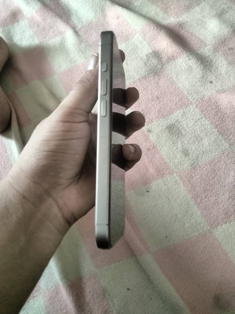 Apple iPhone 15 Pro 4