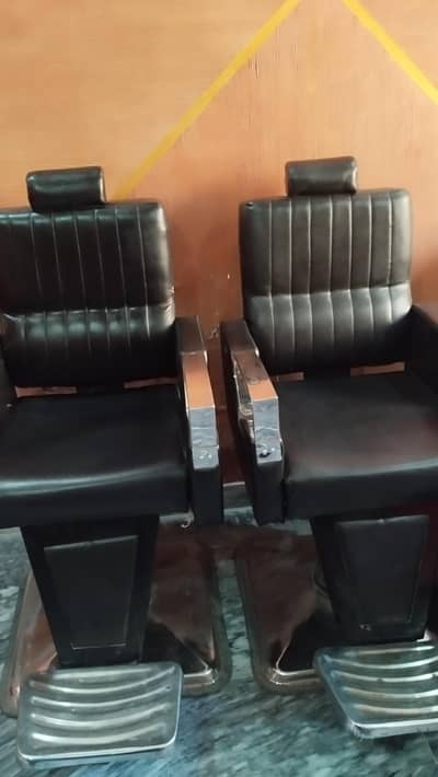 2 salon chairs for sale ( 2 months used only)