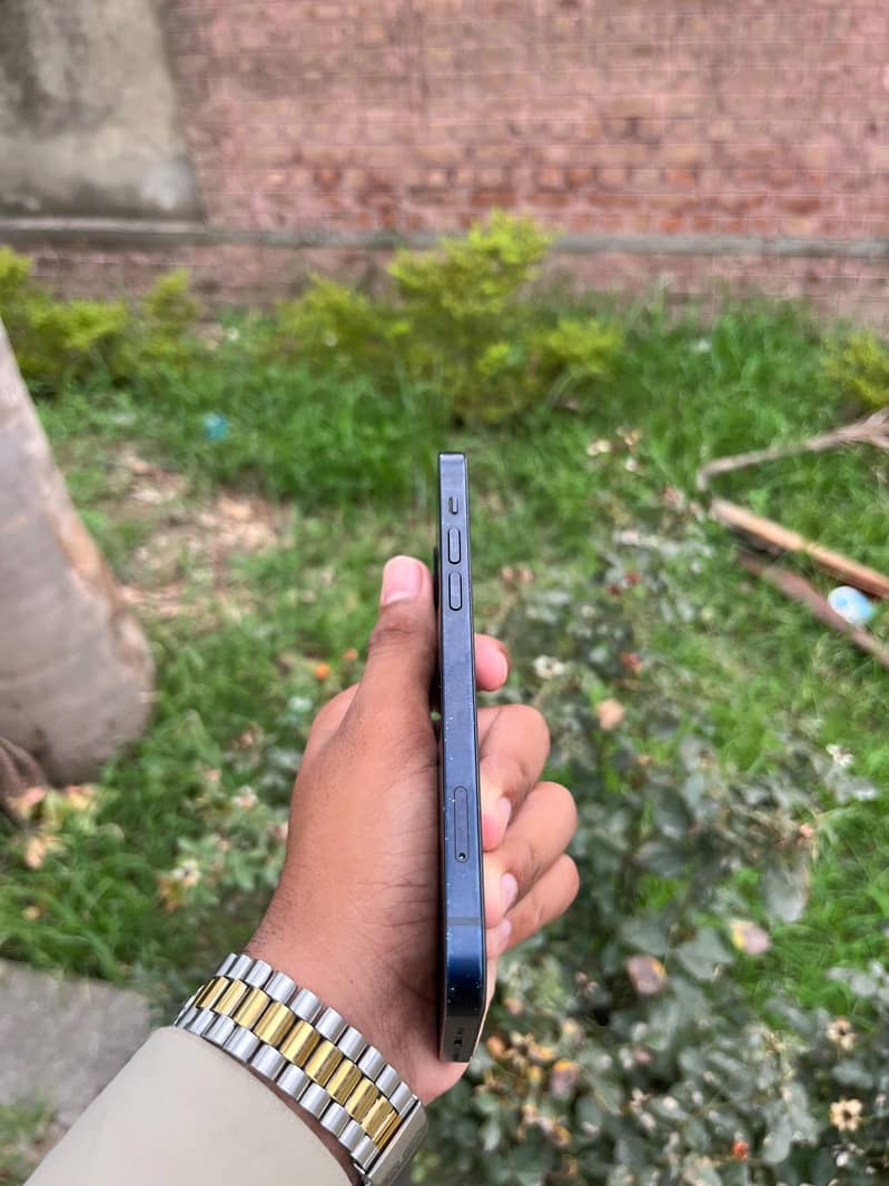 Apple iPhone 12 3