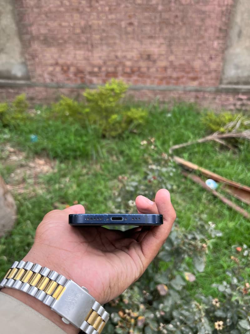 Apple iPhone 12 4
