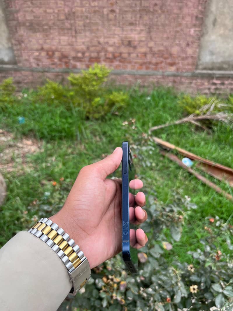 Apple iPhone 12 6