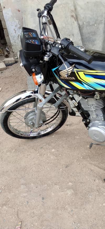 urgent sale CG 125 Honda black koi Kam nai hai bike kharido or chalao