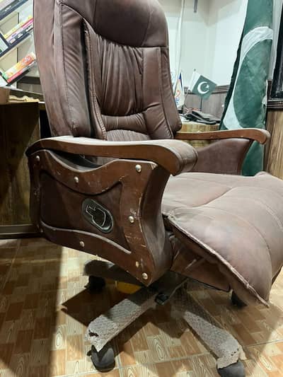 Executive Office Chair / Boss Chair (Neat & Clean Condition)