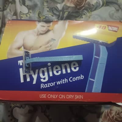 Treet hygiene razor with comb