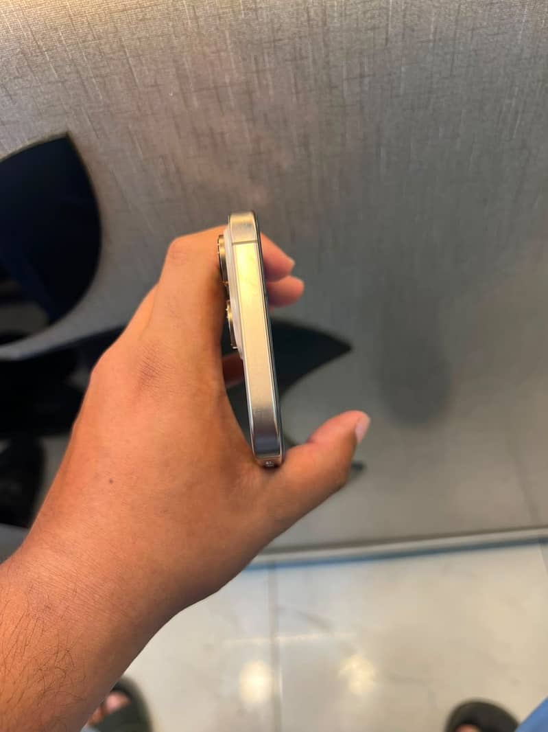 Apple iPhone 16 Pro Max 2