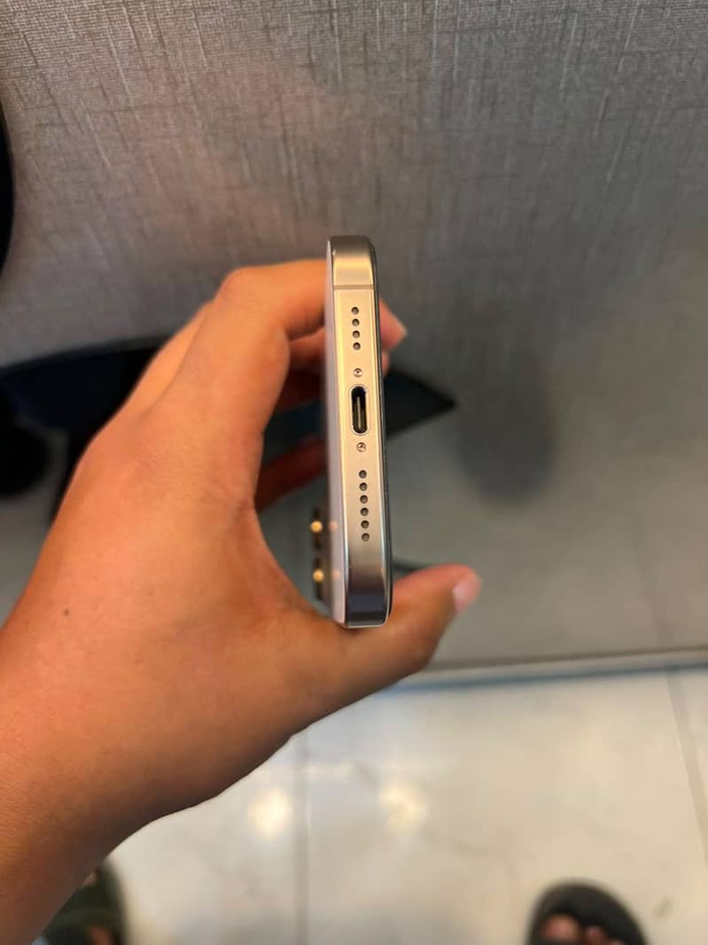 Apple iPhone 16 Pro Max 4