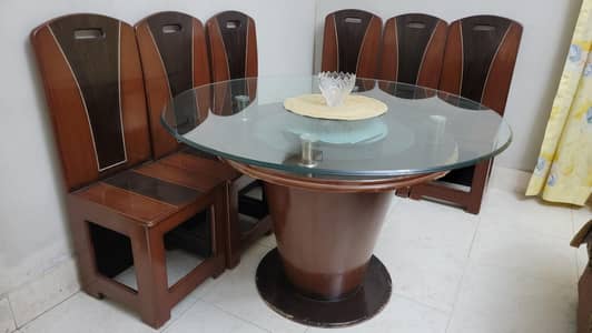 Dining table Round shape