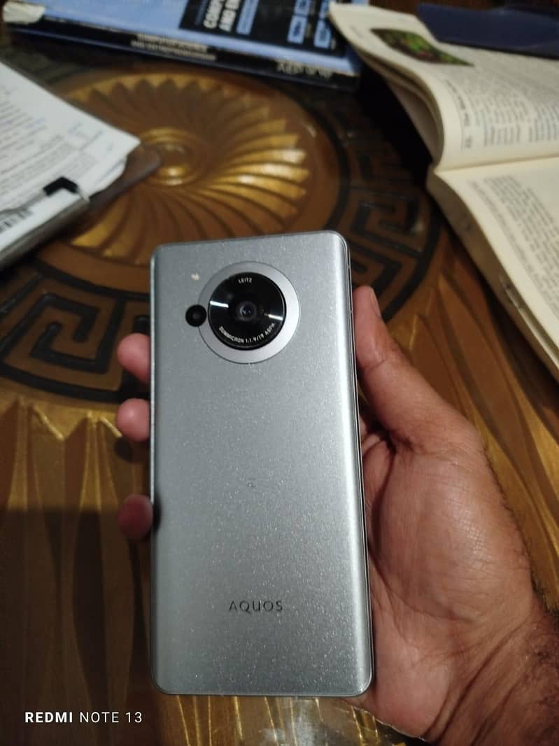 Sharp Aquos R7. 0