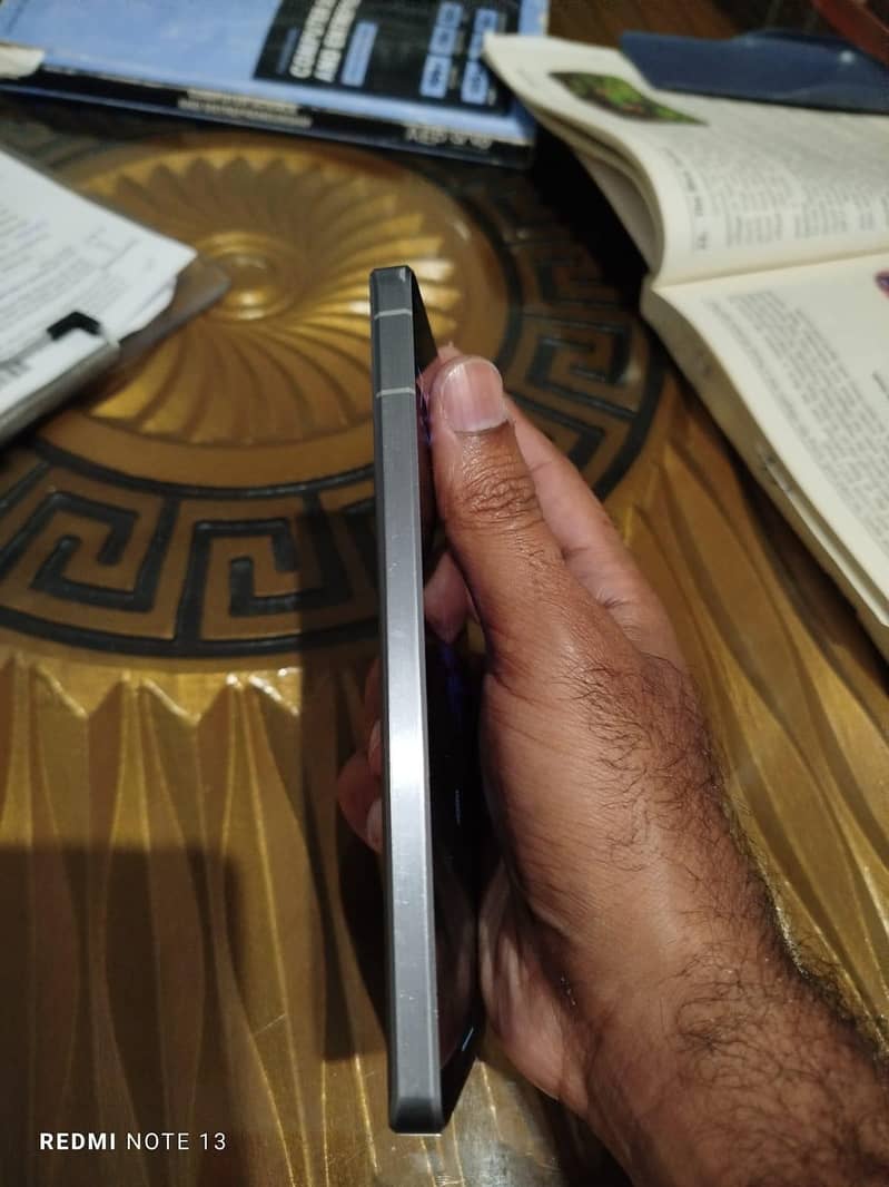Sharp Aquos R7. 3