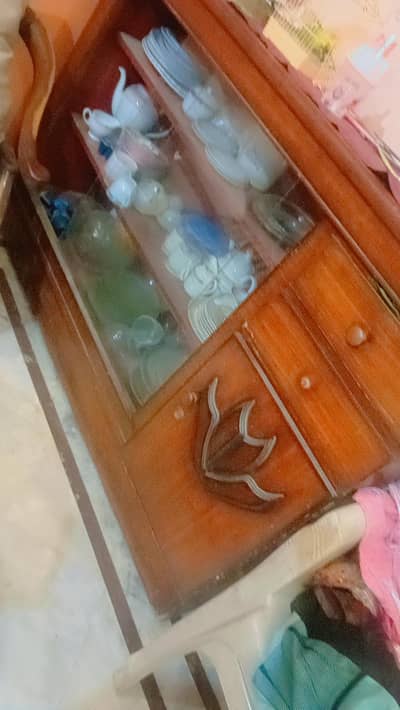 showcase sale Ghar may jagah ki wajah say sale kar rahay hain