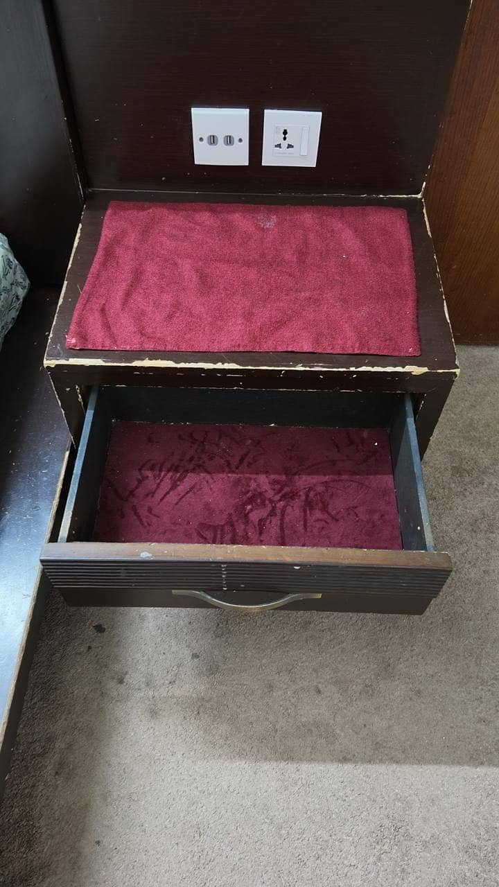 Bed with side Tables 4