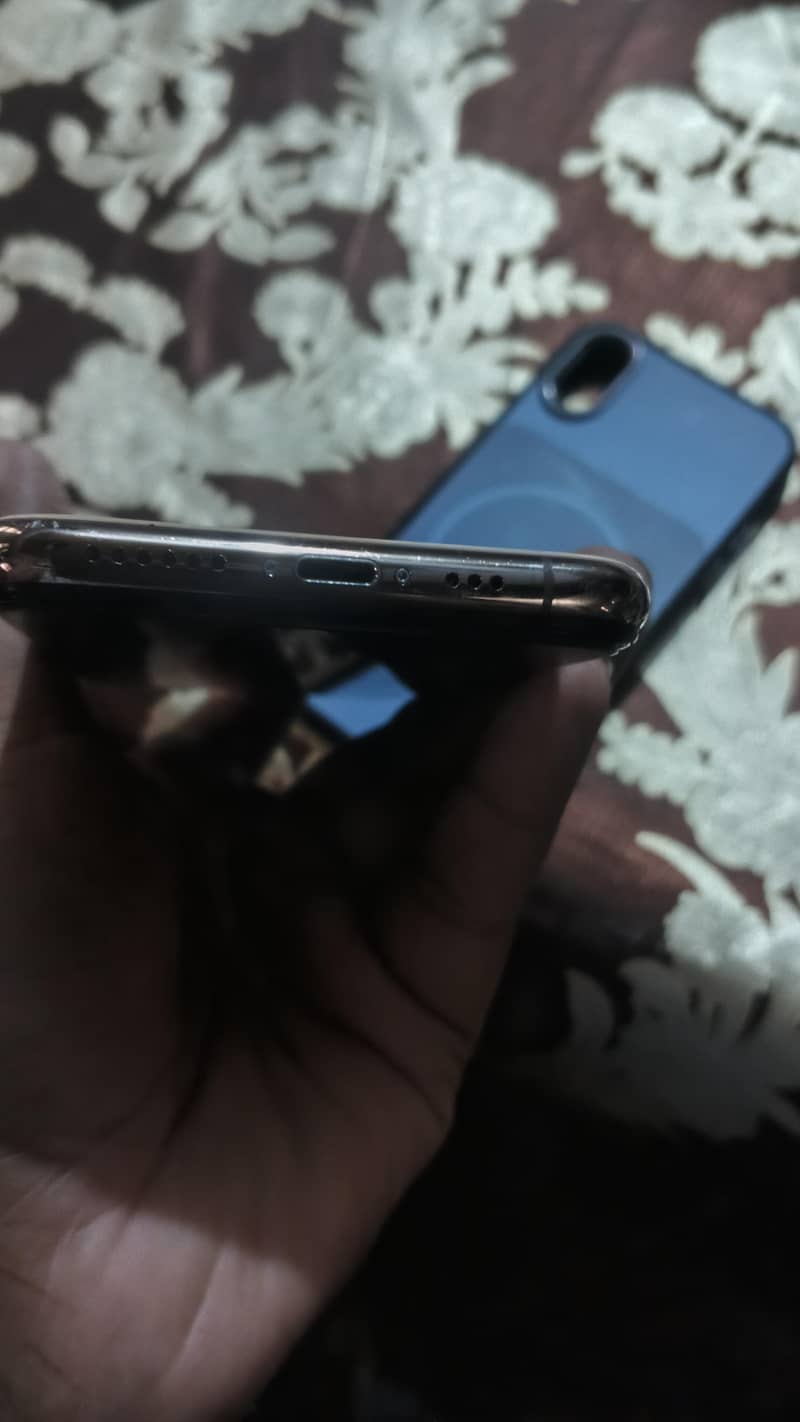 Apple iPhone X 3