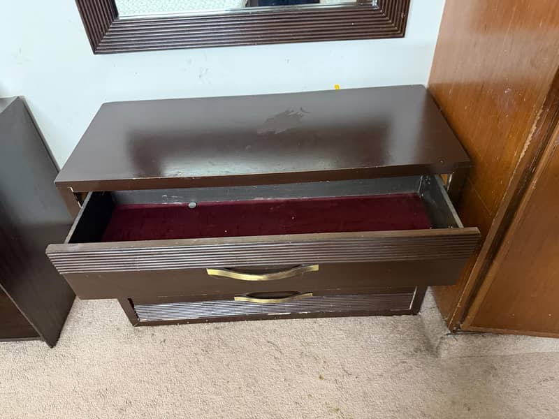 Dressing Table with mirror 3