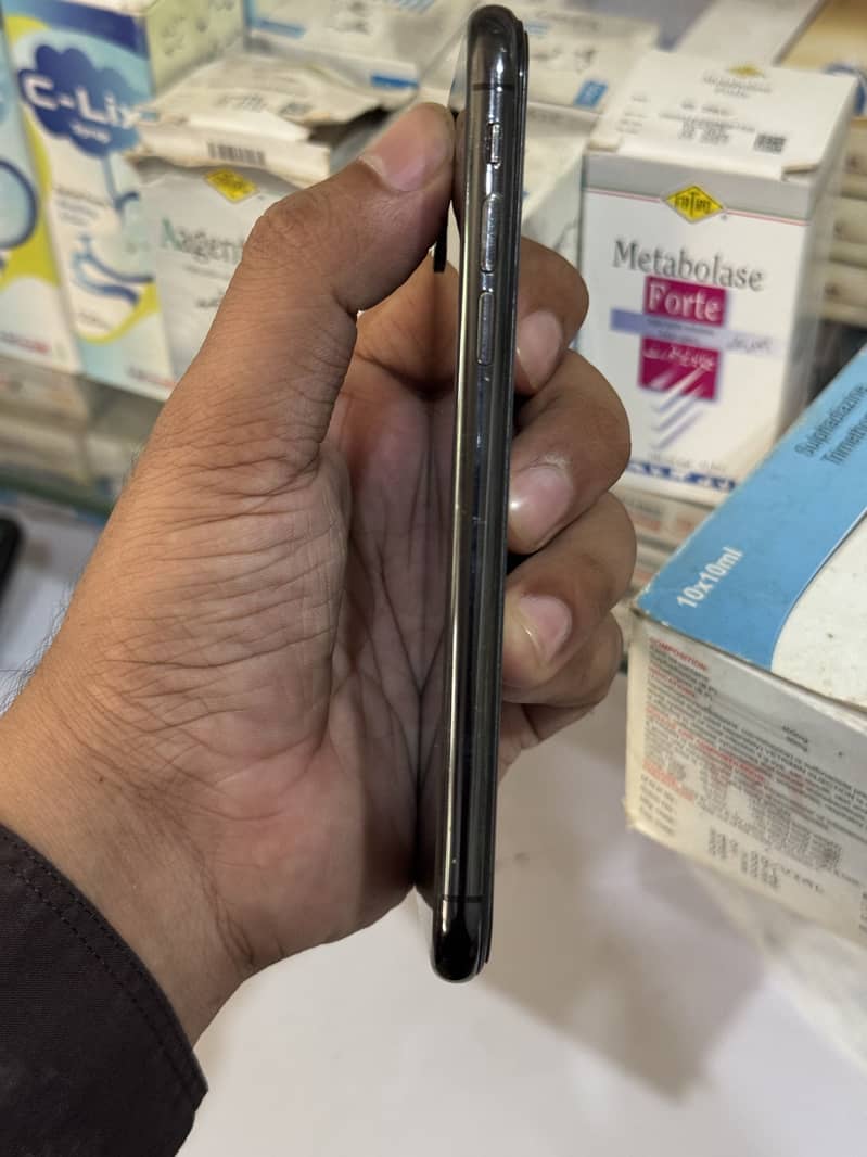 Apple iPhone X 4
