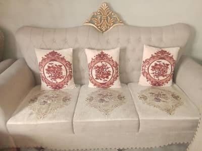 5 seater set for sale. wooden sofa set. good condition luxury sofa set